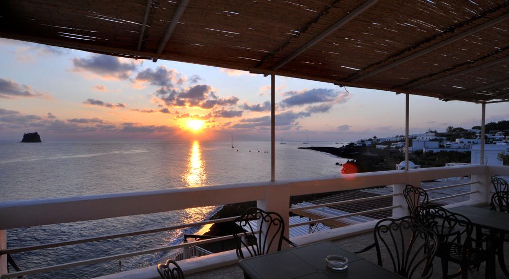 Sonnenuntergang auf der Hotelterrasse