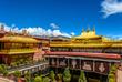Sicht auf das goldene Dach des Jokhang-Tempels in Lhasa 