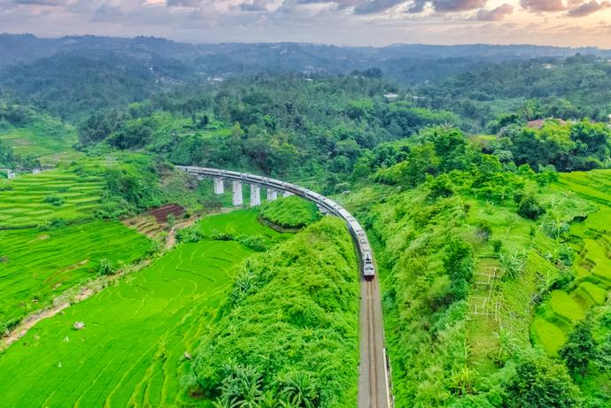 Zug durch indonesische Landschaft 