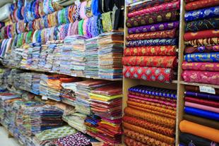 Feine Stoffe auf dem Mutrah Souk
