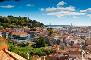 Blick auf Castelo de Sao Jorge mit Ponte 25 de Abril im Hintergrund