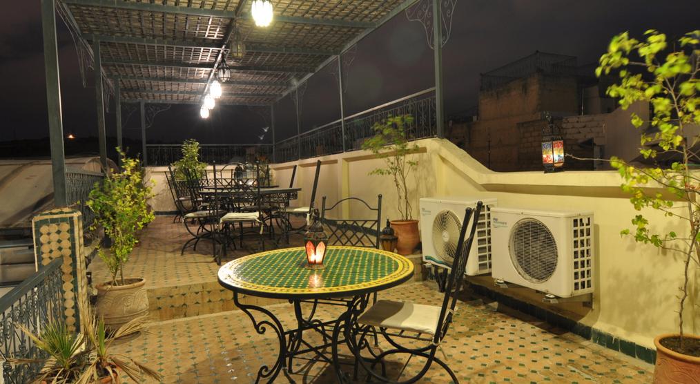 Hotelterrasse bei Nacht