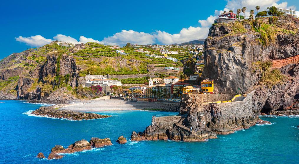 Küstenblick auf  das Dorf Ponta do Sol auf Madeira