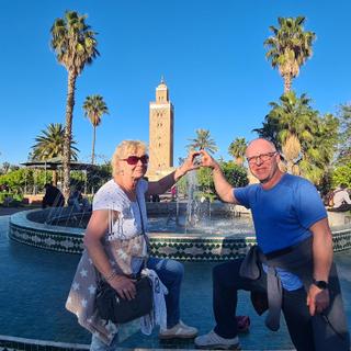 Zwei SKR-Gäste vor der Koutoubia-Moschee
