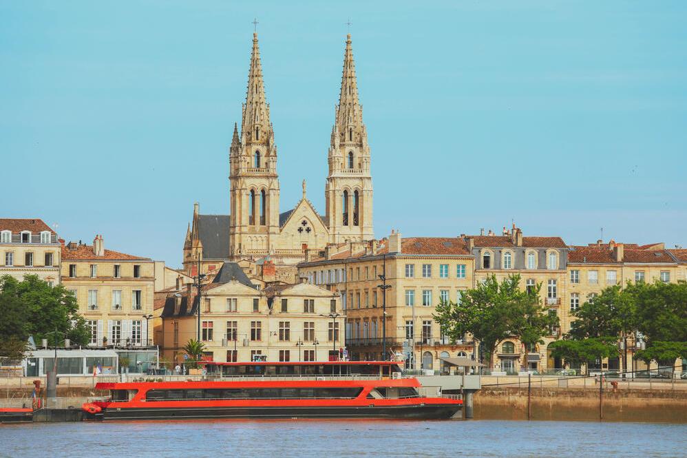 Blick auf die Kirche Saint-Louis und den Fluss Garonne
