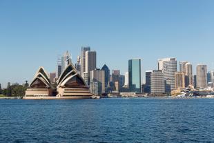 Opernhaus vor Sydneys Skyline 