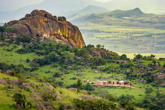 Schöne Bergkulisse und typische Huetten in Eswatini