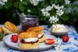 frisch gebackene Scones mit Clotted Cream und Konfitüre