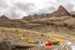 Ein beeindruckender Blick auf den heiligen Berg Kailash während der rituellen Kora (Yatra), der Pilgerumrundung. 