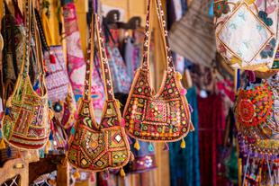 traditionelle rajasthani Taschen auf einem Basar in Varanasi