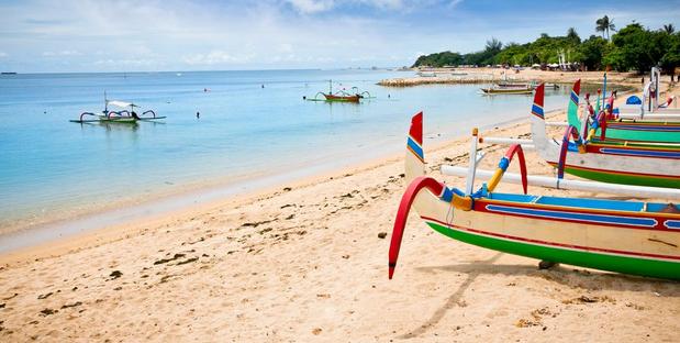 Traditionelle Fischerboote am Strand von Nusa Dua