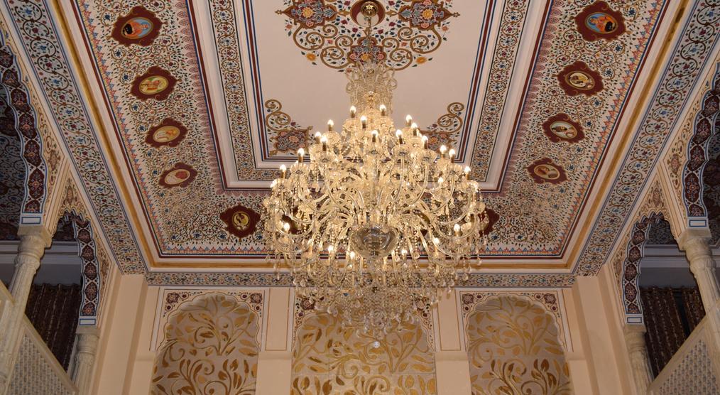 Kronleuchter und verzierte Decke des Hotels