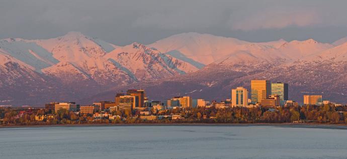 Anchorage im Sonnenuntergang vor den Chugach Mountain
