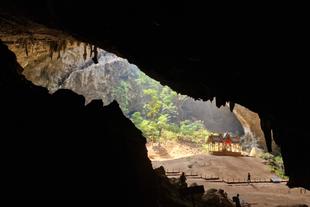 Ein Tempel in einer Höhle in Vietnam