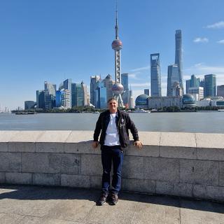 SKR-Gast Silvio vor der Skyline von Shanghai