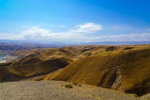 Panoramablick über den beeindruckenden Zaamin-Nationalpark in Usbekistan 