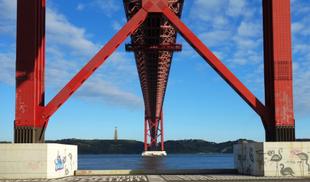 Konstruktion der Ponte 25 de Abril über den Tejo