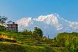 Lokales Haus vor dem Annapurna-Massiv bei Pokhara