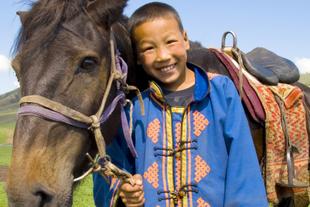 Mongolischer Junge mit Pferd