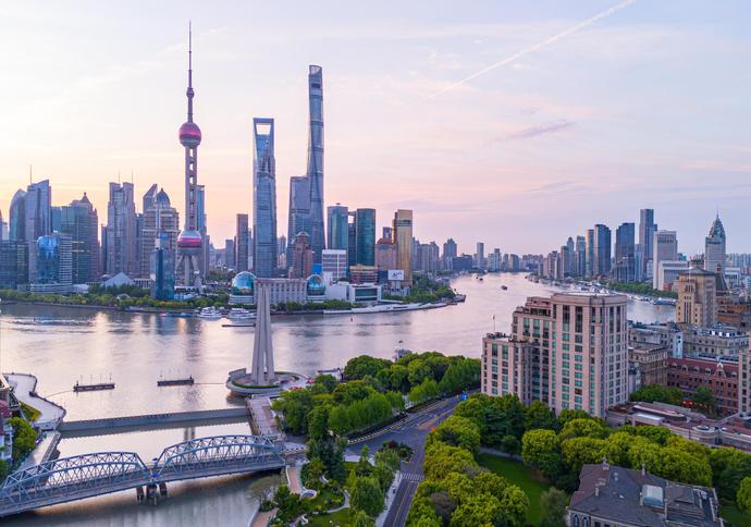 Blick auf die Skyline von Shanghai und den Shanghai-Tower 