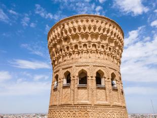Zu sehen ist die Emir-Alim-Khan-Medresse in Buchara, ein prächtiges Beispiel für die Architektur der Region. Mit ihrer beeindruckenden Fassade, die reich verziert ist.