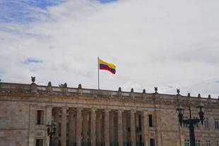 Die Flagge von Kolumbien auf der Plaza de Bolívar