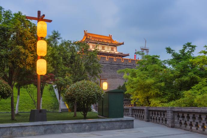 Teil der historischen Stadtmauer von Xi'an im Abendlicht 