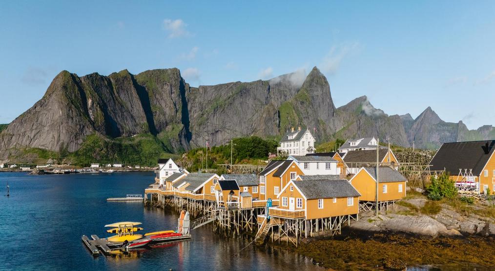 Traditionelle Fischerhütten vor der Küste der Lofoten