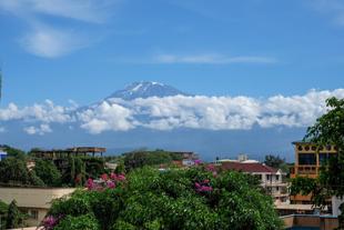 Moshi mit Blick auf den Kilimanjaro