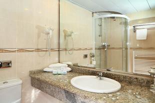 Badezimmer mit Dusche