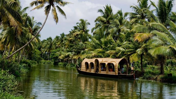 Traditionelles Hausboot auf dem Backwater in Kerala in Indien