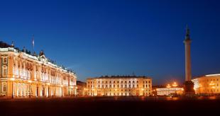 Die Eremitage bei Nacht