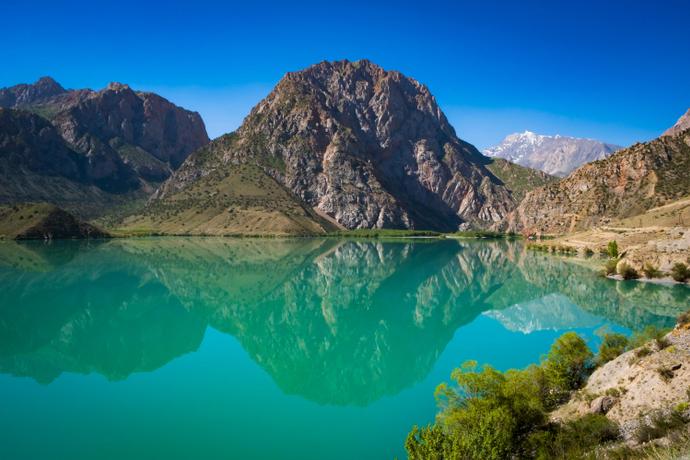Iskanderkul-See im Fan-Gebirge in Tadschikistan
