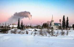 Zugefrorener Chena River im Winter bei Fairbanks