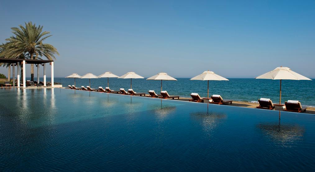 Pool mit Blick auf das Meer
