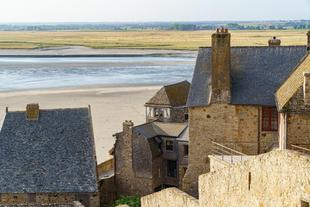 Blick von der Mont Saint-Michel auf die weiten Wattflächen