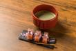 Matcha-Tee und typische Süßigkeiten