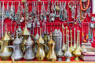 Schmuck und Teekannen auf einem Souk