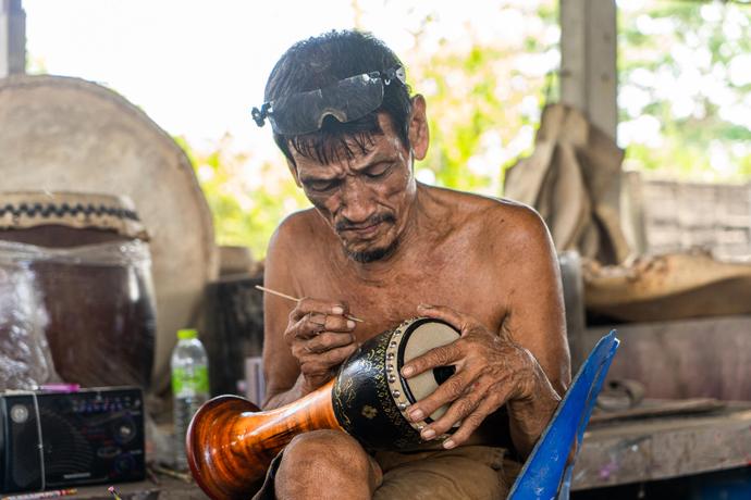 Einblick in die Herstellung von Trommeln in Angthong