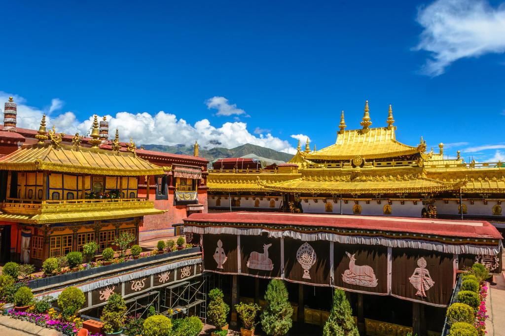 Sicht auf das goldene Dach des Jokhang-Tempels in Lhasa 