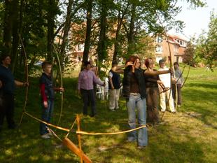 Gruppe von Bogenschützen beim Training