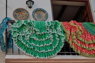farbige Flamencokleider auf einem Balkon in Marbella 