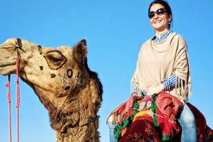 SKR-Gast Anne auf einem Kamel in der Wüste Indiens