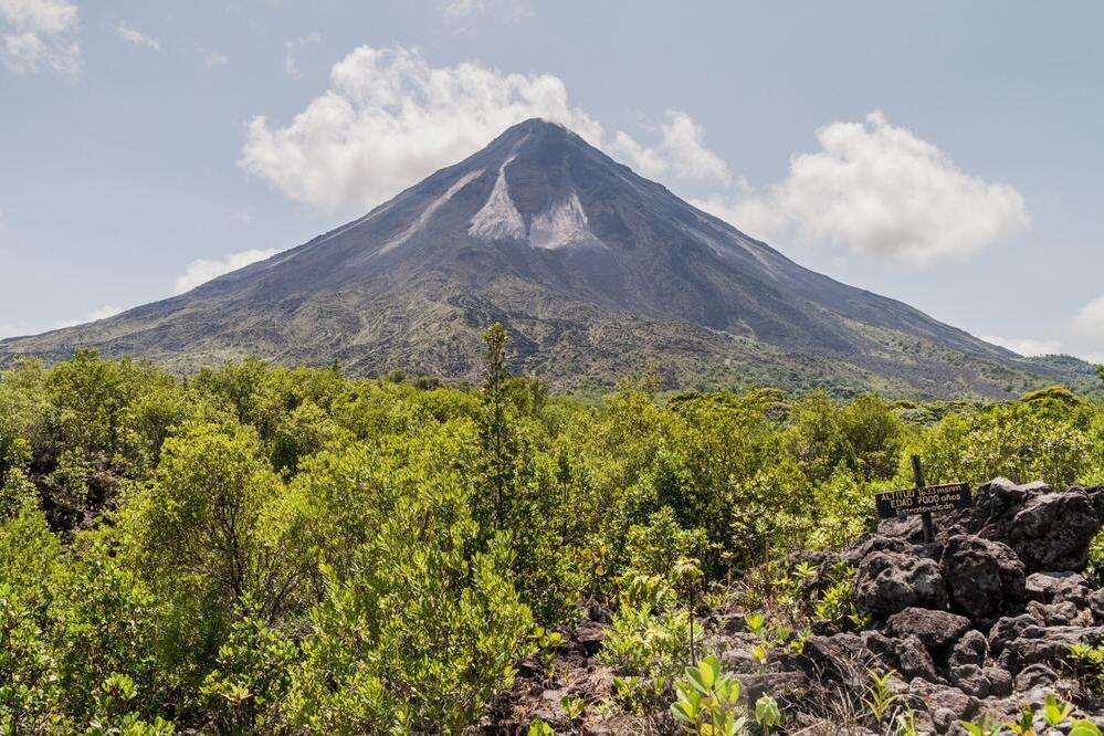 Lavafelder vor dem Vulkan Arenal