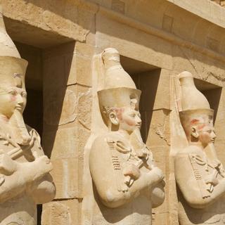 Statuen im Totentempel der Hatschepsut