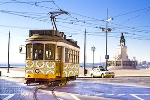 Bunte Tram am Praça do Comercio