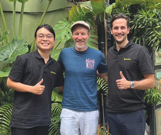 Startup-Mitarbeiter Khánh, SKR-Geschäftsführer Thomas Müller und Startup-Gründer Kevin Junker (v. l. n. r.)