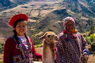 Peruaner mit Lama im Heiligen Tal der Inkas