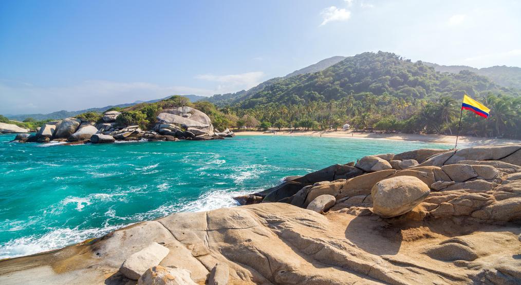 Tayrona Nationalpark mit kolumbianischer Flagge
