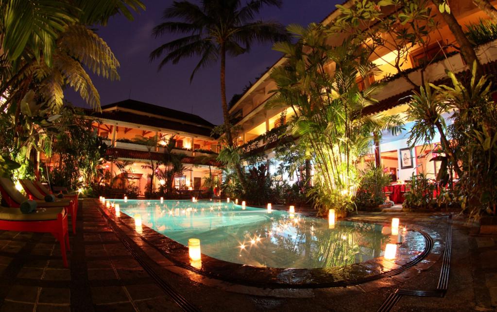 Pool bei Nacht